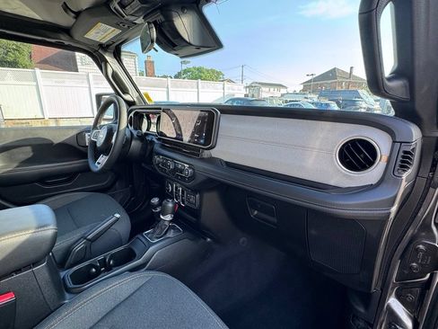Used 2025 Jeep Wrangler Unlimited Sahara AWD/4WD image 16
