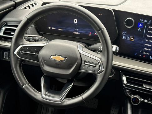 Used 2025 Chevrolet Traverse LT image 13