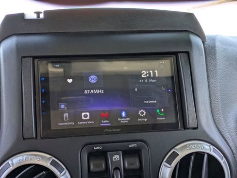 Used 2017 Jeep Wrangler Unlimited Sahara w/ Connectivity Group AWD/4WD image 22