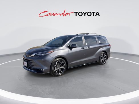 Certified 2025 Toyota Sienna Platinum image 4