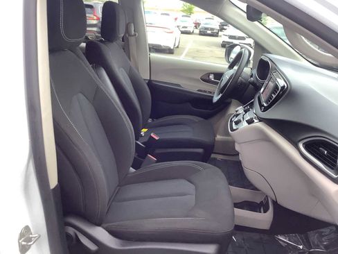 Used 2023 Chrysler Voyager LX FWD image 15