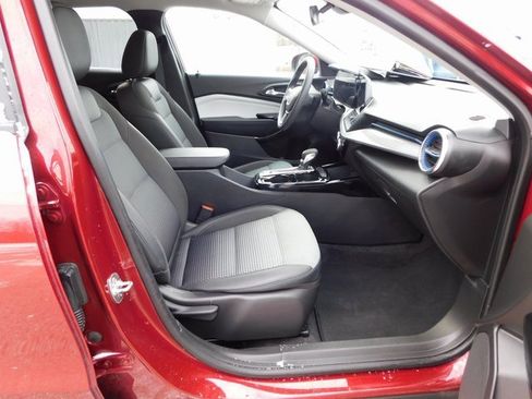 Used 2025 Chevrolet Trax LT image 16