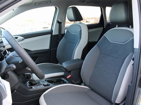 Certified 2025 Volkswagen Taos SE image 8