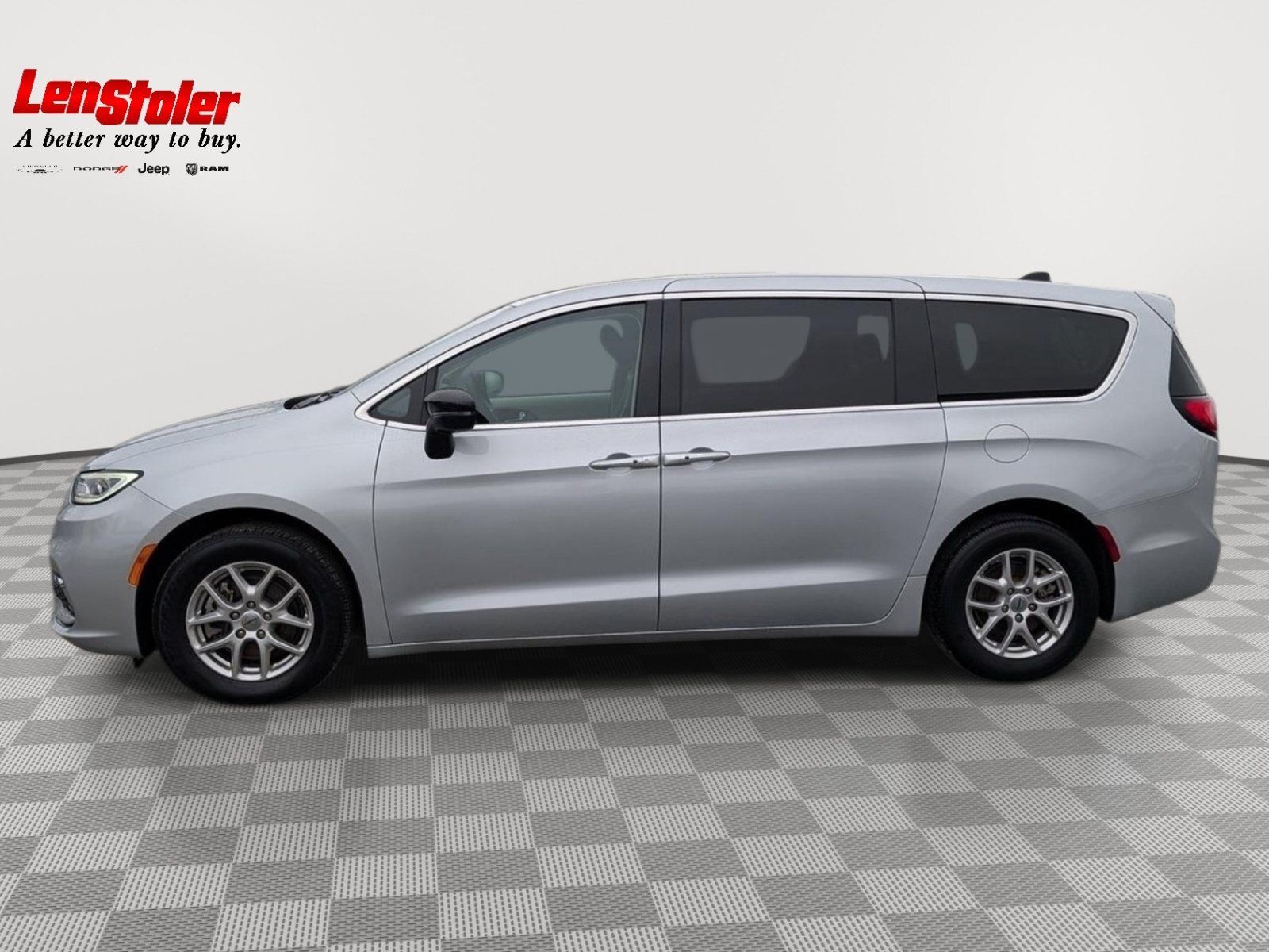 Used 2024 Chrysler Pacifica Touring-L FWD image 2
