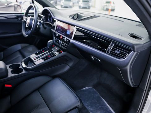 Certified 2025 Porsche Macan AWD/4WD image 28