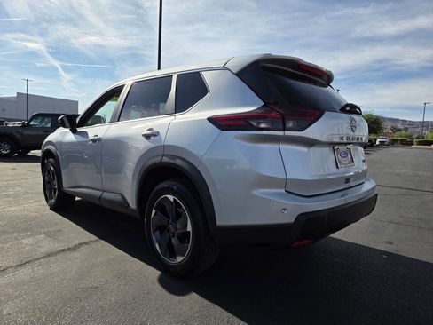 Used 2024 Nissan Rogue SV FWD image 4