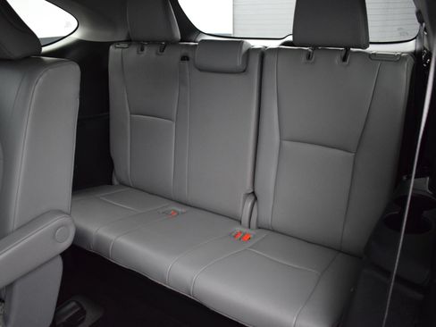 Used 2022 Toyota Highlander XLE AWD/4WD image 14