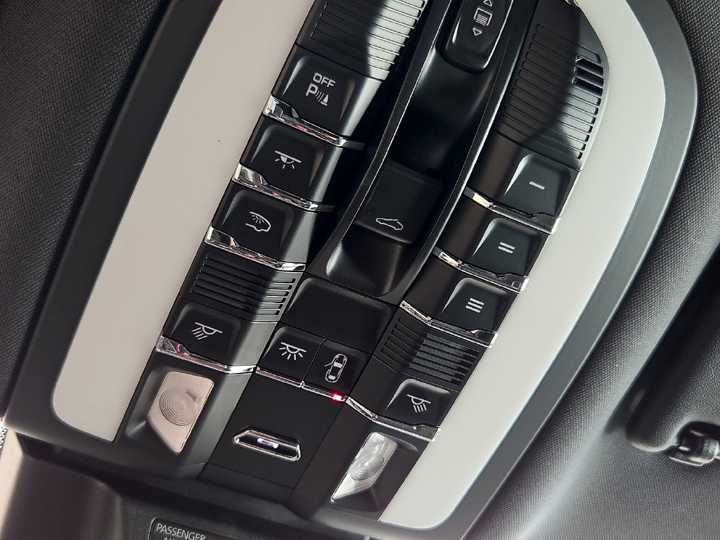 Used 2025 Porsche Macan Turbo AWD/4WD image 24