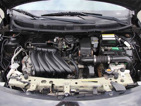 Used 2015 Nissan Versa SV FWD image 11