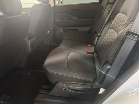 Used 2025 Nissan Pathfinder SV image 27