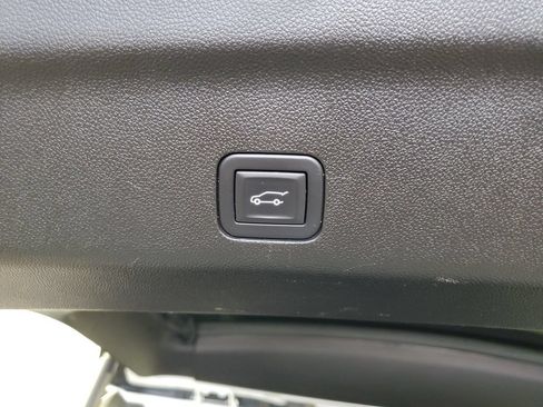 Used 2025 Chevrolet Suburban LT RWD image 30