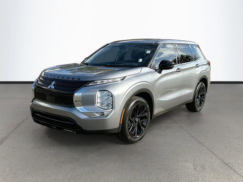 Used 2024 Mitsubishi Outlander SE Black Edition FWD image 3