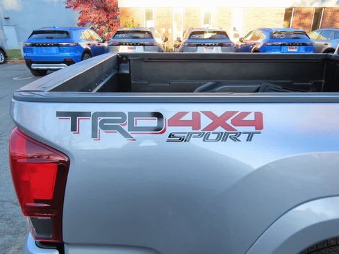 Used 2019 Toyota Tacoma TRD Sport image 9