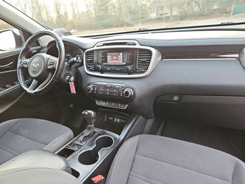 Used 2016 Kia Sorento LX w/ LX Convenience Package image 16