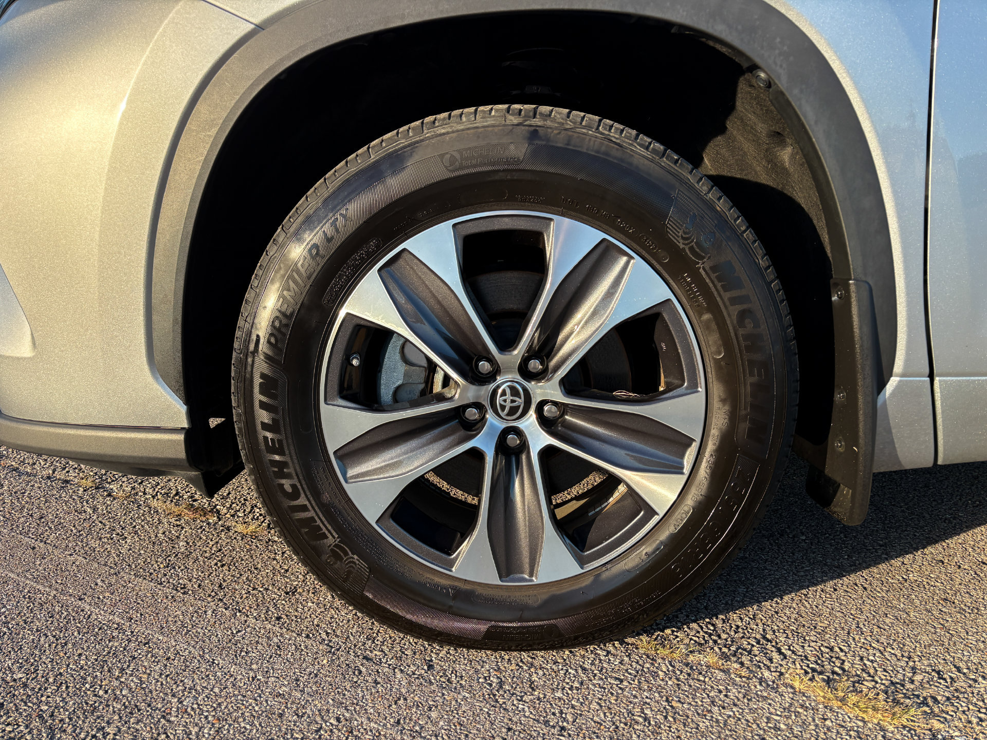 Used 2022 Toyota Highlander XLE AWD/4WD image 35