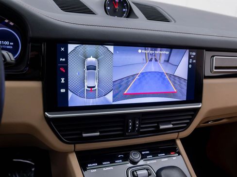 Certified 2023 Porsche Cayenne Platinum Edition image 26