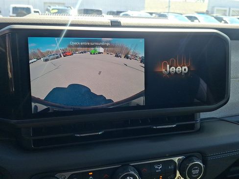 Used 2025 Jeep Wrangler Unlimited Sahara w/ Safety Group AWD/4WD image 17