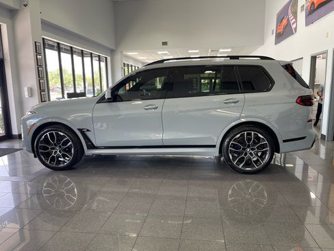 Used 2023 BMW X7 xDrive40i w/ M Sport Package AWD/4WD image 2