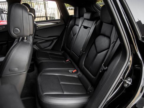Certified 2024 Porsche Macan AWD/4WD image 36