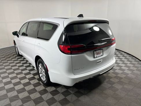 New 2026 Chrysler Pacifica Select image 3