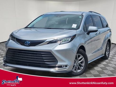Used 2022 Toyota Sienna XLE FWD image 1
