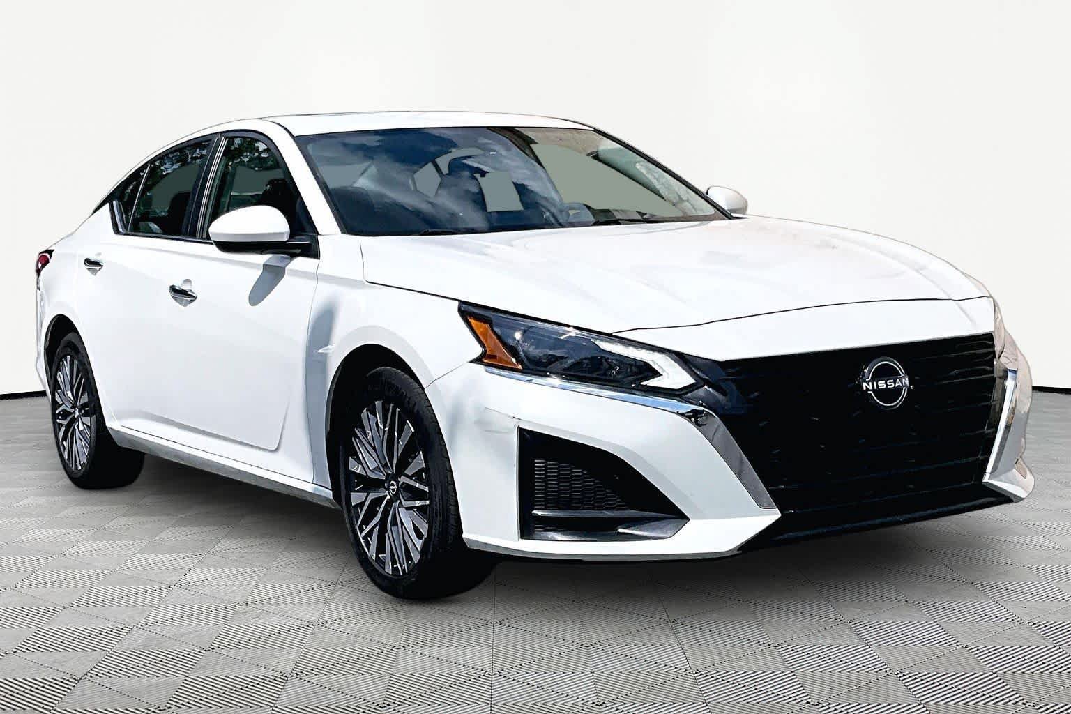 Used 2023 Nissan Altima 2.5 SV w/ SV Premium Package AWD/4WD image 3