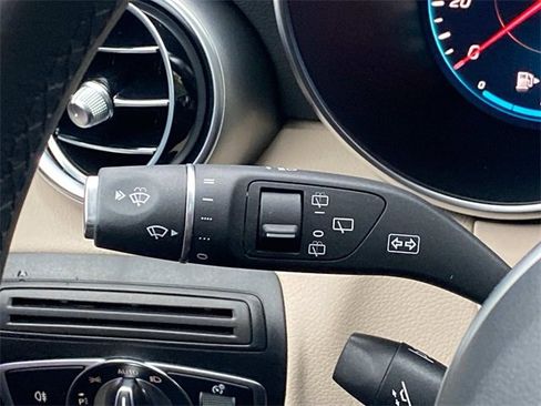 Used 2022 Mercedes-Benz GLC 300 4MATIC image 24