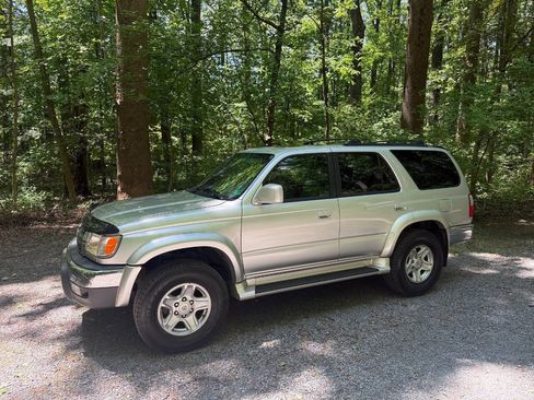 Used 2001 Toyota 4Runner SR5 AWD/4WD image 2