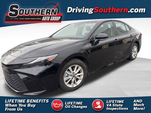Used 2025 Toyota Camry LE image 1