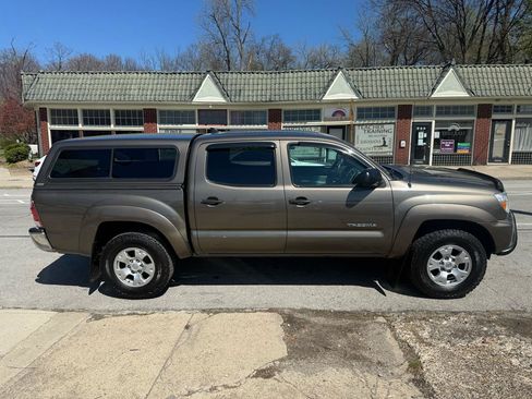 Used 2012 Toyota Tacoma 4x4 Double Cab w/ SR5 Pkg image 6