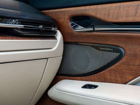 Used 2024 Aston Martin DB12 Convertible RWD image 23