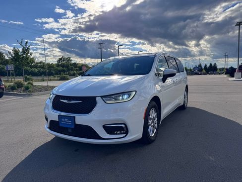 Used 2023 Chrysler Pacifica Touring-L FWD image 2