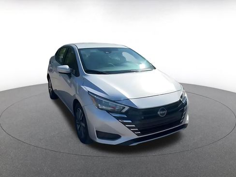 Used 2025 Nissan Versa SV image 3