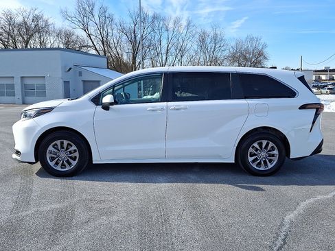 Used 2024 Toyota Sienna LE image 4