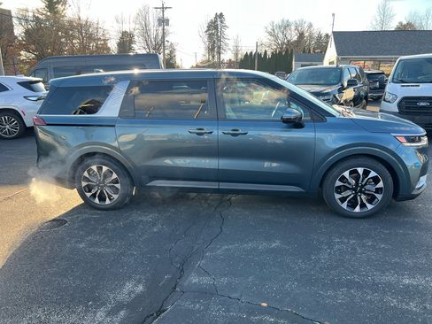 Used 2022 Kia Carnival EX image 4