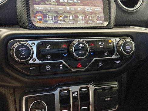 Used 2019 Jeep Wrangler Unlimited Sahara AWD/4WD image 10