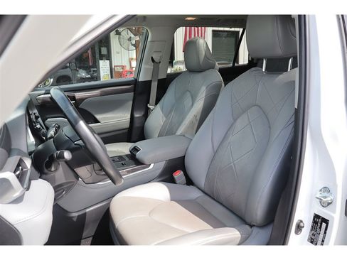 Used 2021 Toyota Highlander Platinum FWD image 27