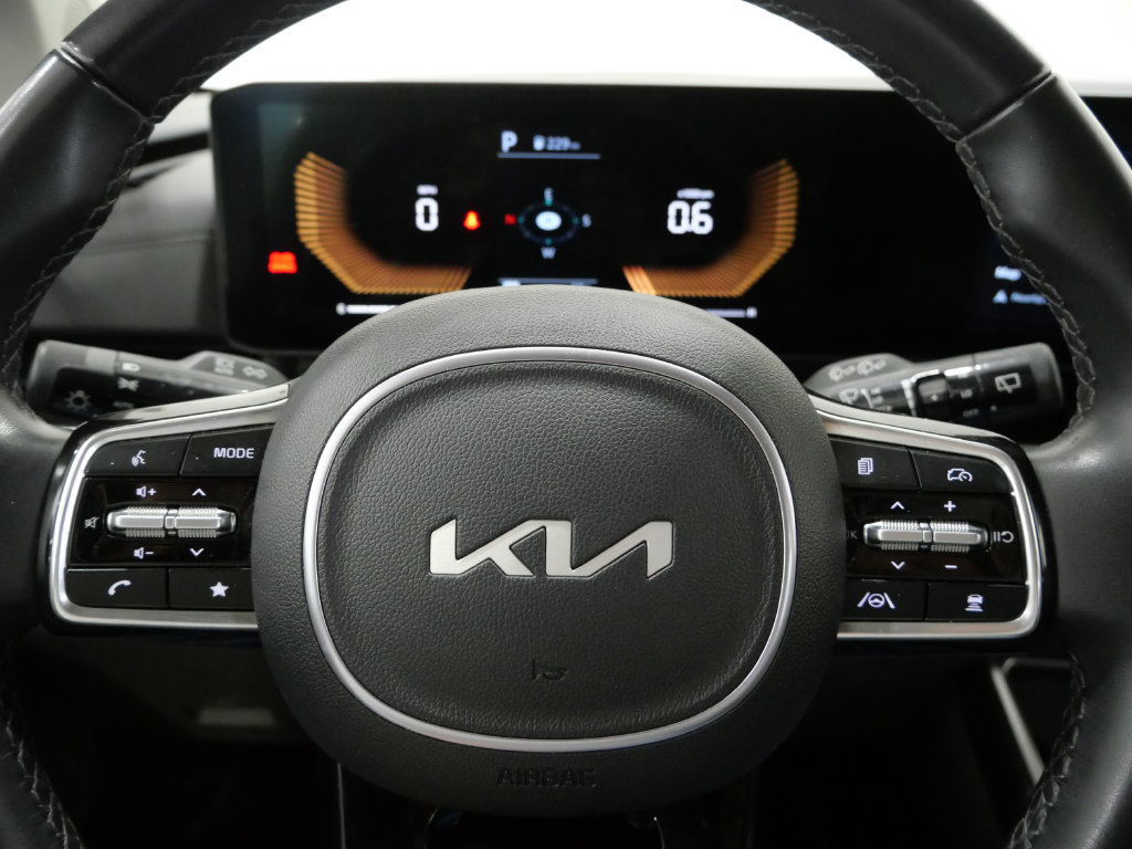 Used 2025 Kia Carnival FWD image 15