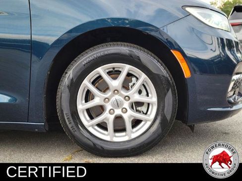 Used 2023 Chrysler Pacifica Touring-L FWD image 11