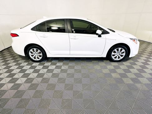 Used 2021 Toyota Corolla LE FWD image 2