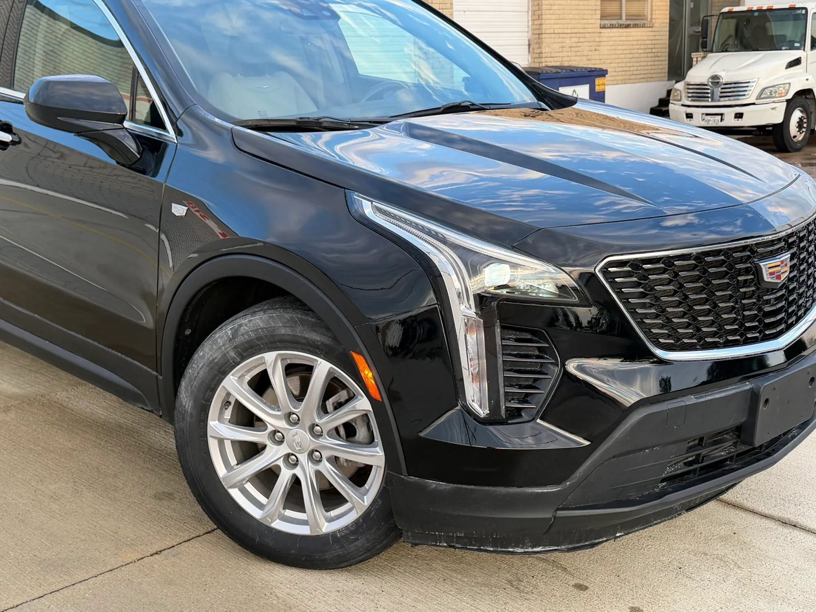 Used 2023 Cadillac XT4 Luxury w/ Cold Weather Package FWD image 5