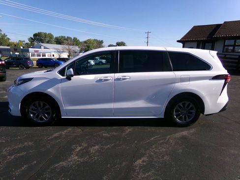 Used 2021 Toyota Sienna LE AWD/4WD image 3