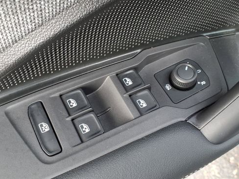 Used 2025 Volkswagen Tiguan S image 18