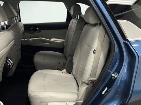 Used 2025 Kia Sorento EX image 4