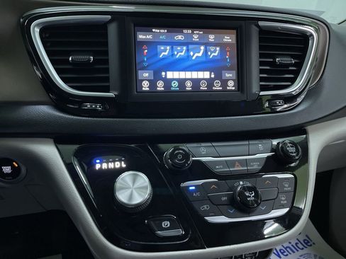 Used 2021 Chrysler Voyager Lxi image 22