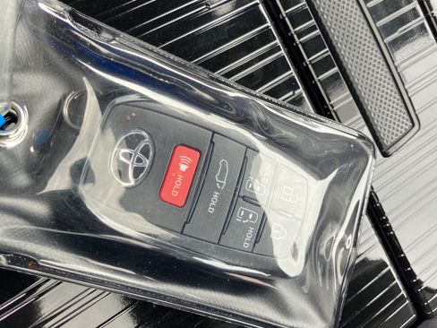 Used 2026 Toyota Sienna XSE FWD image 38