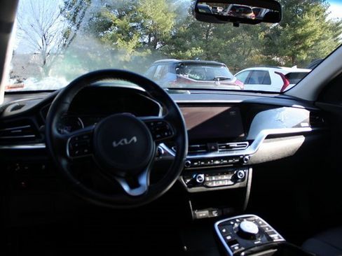 Certified 2022 Kia Niro EX w/ Cold Weather Package image 5