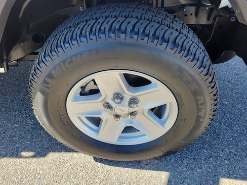 Used 2022 Jeep Gladiator Sport image 14