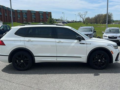 Used 2022 Volkswagen Tiguan SE R-Line image 2