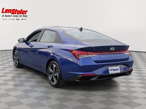 Used 2023 Hyundai Elantra SEL w/ Convenience Package image 3